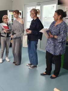 Pani dyrektor wręcza nagrodę uczennicy. Obok stoją nauczycielki, które zorganizowały konkurs.