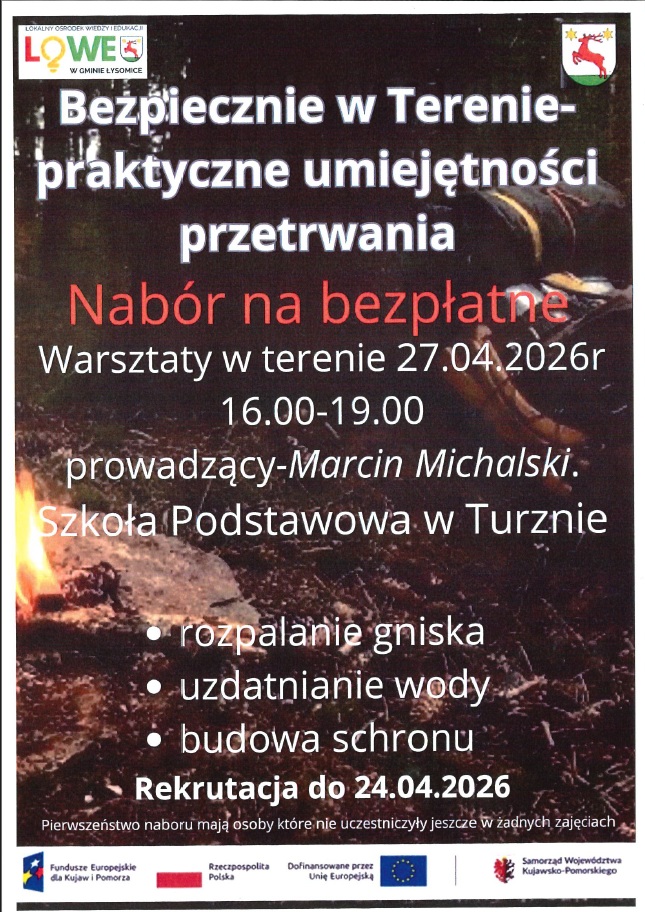 Plakat promujący bezpłatne warsztaty terenowe z zakresu umiejętności przetrwania organizowane przez Lokalny Ośrodek Wiedzy i Edukacji (LOWE) w gminie Łysomice. Na ciemnym tle przedstawiono ognisko oraz dłonie rozpalające ogień, co nawiązuje do tematyki survivalu. Na plakacie widnieje informacja o naborze na warsztaty, które odbędą się 27 kwietnia 2026 roku w godzinach 16:00–19:00. Zajęcia poprowadzi Marcin Michalski ze Szkoły Podstawowej w Turznie. Program obejmuje naukę rozpalania ogniska, uzdatniania wody oraz budowy schronienia. Termin zakończenia rekrutacji to 24 kwietnia 2026 roku. Na dole plakatu znajdują się logotypy instytucji finansujących i partnerskich, w tym Fundusze Europejskie, Rzeczpospolita Polska, Unia Europejska oraz Samorząd Województwa Kujawsko-Pomorskiego.
