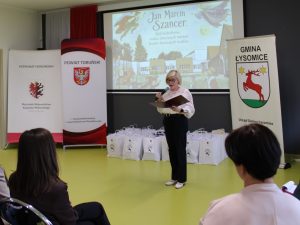 Organizatorka konkursu przemawia do uczestników i gości zgromadzonych podczas uroczystej gali rozdania nagród.