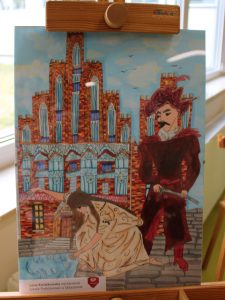 Ilustracja przedstawiająca scenę przed gotyckim budynkiem z czerwonej cegły. Na pierwszym planie znajduje się kobieta pochylona nad wodą oraz mężczyzna w historycznym stroju. Praca utrzymana jest w intensywnych czerwonych i błękitnych barwach.