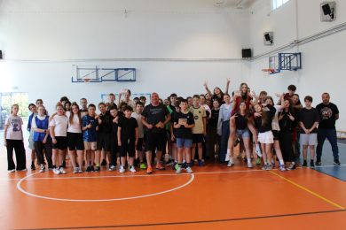 Wspólne zdjęcie uczestników Dnia Sportu i Zdrowia w hali sportowej po zakończeniu turnieju i wręczeniu nagród.