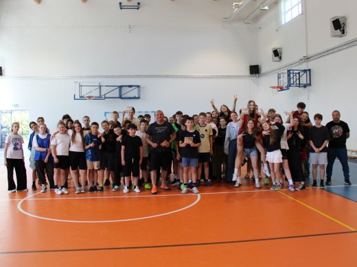Wspólne zdjęcie uczestników Dnia Sportu i Zdrowia w hali sportowej po zakończeniu turnieju i wręczeniu nagród.