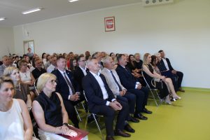 Goście, rodzice oraz przedstawiciele władz samorządowych i szkół uczestniczą w Gali Absolwentów Gminy Łysomice.