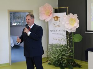Przedstawiciel władz samorządowych przemawia do uczestników Gali Absolwentów Gminy Łysomice.