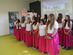 Grupa uczennic wykonuje utwór muzyczny podczas części artystycznej Gali Absolwentów Gminy Łysomice.