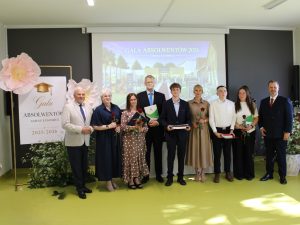 Absolwenci szkoły podstawowej w Świerczynkach wraz z rodzicami i przedstawicielami samorządu pozują do wspólnego zdjęcia podczas Gali Absolwentów Gminy Łysomice.