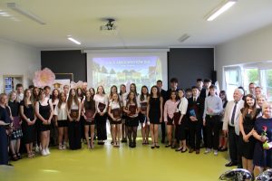 Pamiątkowe zdjęcie grupowe wyróżnionych absolwentów, nauczycieli, rodziców oraz przedstawicieli władz samorządowych podczas Gali Absolwentów Gminy Łysomice.
