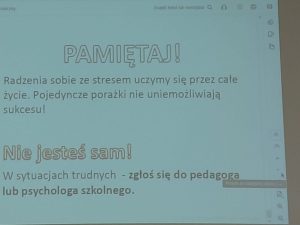 Na ekranie wyświetlony jest slajd podsumowujący spotkanie. Widnieje na nim informacja o uczeniu się radzenia sobie ze stresem oraz zachęta do korzystania ze wsparcia pedagoga lub psychologa szkolnego.