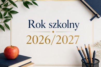 Grafika z napisem „Rok szkolny 2026/2027”, ozdobiona książkami, przyborami szkolnymi i jabłkiem.