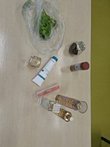 Zioła, przyprawy, kosmetyki i inne produkty przygotowane do rozpoznawania zapachów podczas doświadczeń ze zmysłem węchu.