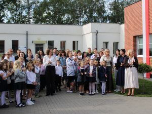 Uczniowie, rodzice i nauczyciele zgromadzeni przed szkołą podczas uroczystego rozpoczęcia roku szkolnego 2026/2027.
