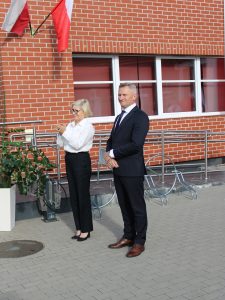 Dyrektor Szkoły Aldona Orzeł-Chechłowska oraz Zastępca Wójta Gminy Łysomice Jan Kalinowski podczas uroczystości rozpoczęcia roku szkolnego.