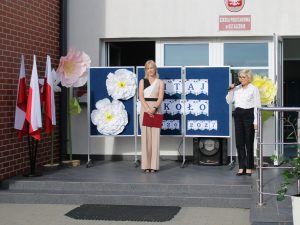 Dyrektor Szkoły Aldona Orzeł-Chechłowska przemawia do zgromadzonych podczas rozpoczęcia roku szkolnego 2026/2027. W tle dekoracja z napisem „Witaj szkoło 2026/2027”.