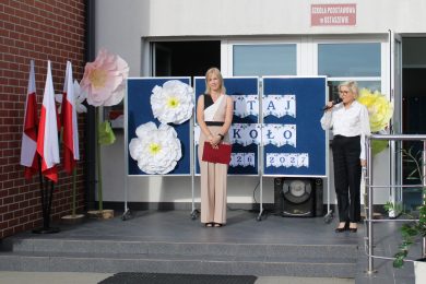 Dyrektor Szkoły Aldona Orzeł-Chechłowska przemawia do zgromadzonych podczas rozpoczęcia roku szkolnego 2026/2027. W tle dekoracja z napisem „Witaj szkoło 2026/2027”.