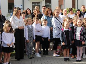Uczniowie młodszych klas wraz z nauczycielami i rodzicami podczas uroczystego rozpoczęcia roku szkolnego 2026/2027.