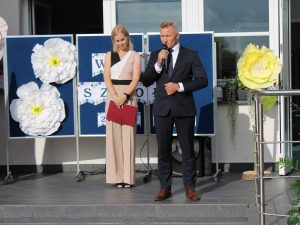 Zastępca Wójta Gminy Łysomice Jan Kalinowski przemawia podczas uroczystości rozpoczęcia roku szkolnego 2026/2027.
