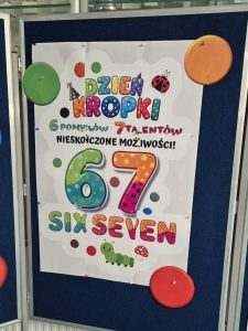 Kolorowa gazetka świetlicowa z napisem „Dzień Kropki – 6 pomysłów, 7 talentów, nieskończone możliwości!”, ozdobiona dużymi cyframi 6 i 7 oraz kolorowymi kropkami.