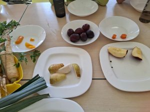 Pokrojone owoce i warzywa przygotowane do degustacji podczas zajęć w oddziale przedszkolnym.