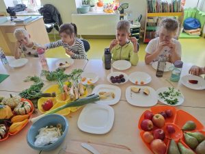 Dzieci próbujące świeżych owoców i warzyw podczas zajęć o zdrowym odżywianiu.