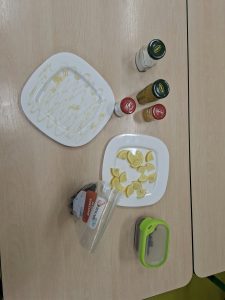 Produkty przygotowane do doświadczeń ze zmysłem smaku – m.in. cytryna, miód i przyprawy.